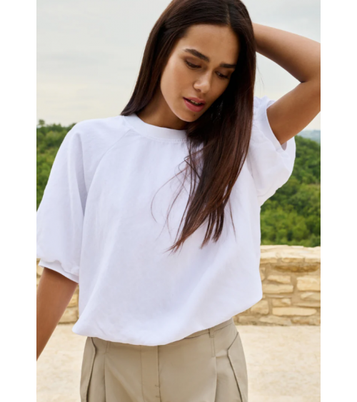 Camiseta blanca cuello...